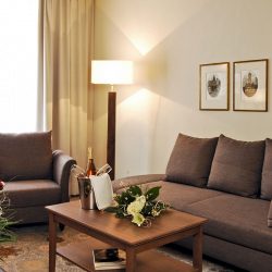 burggartenpalais-zimmer-couch