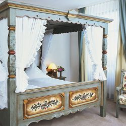 burggartenpalais-zimmer-himmelbett